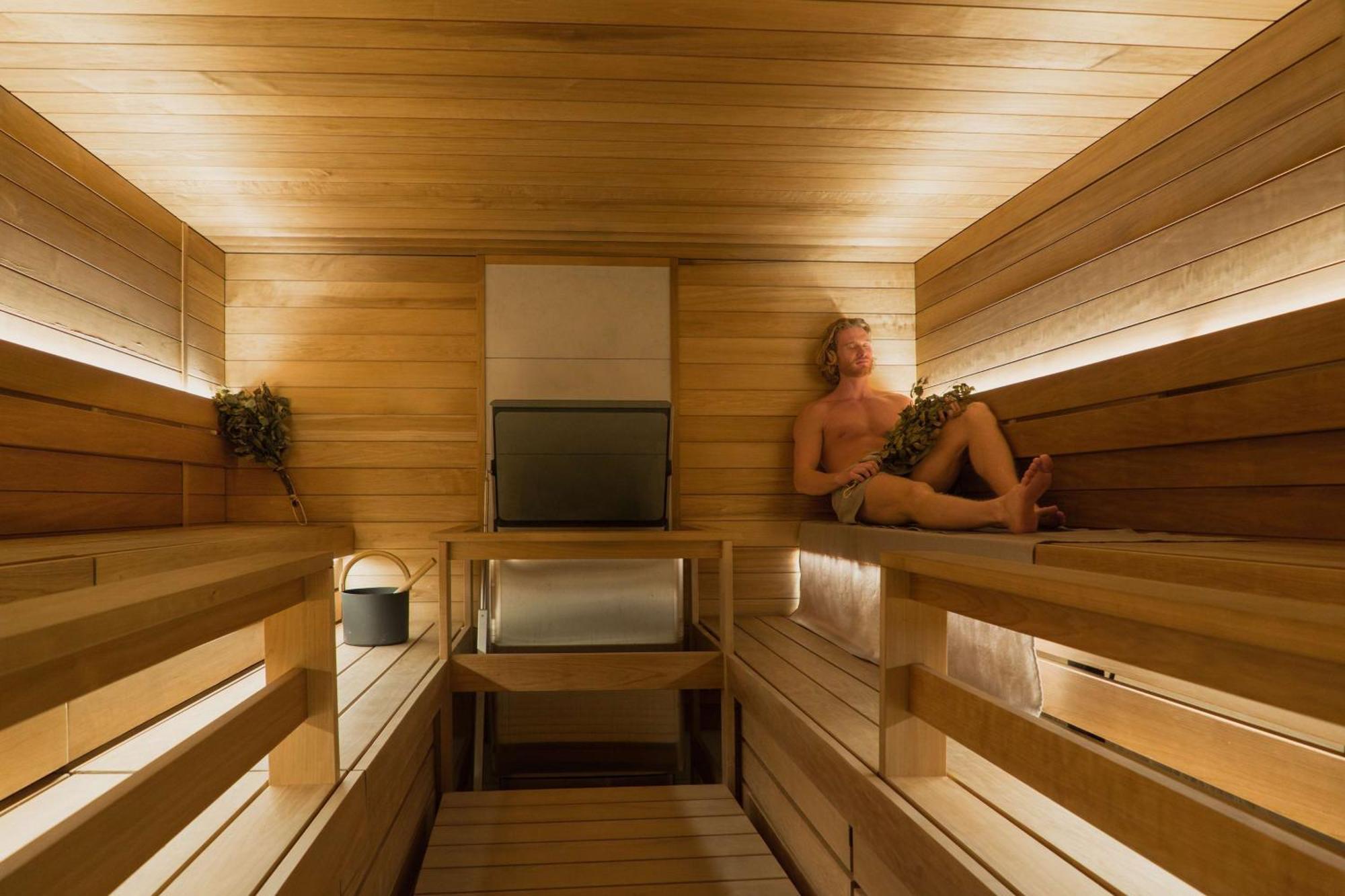 Nh Collection Helsinki Grand Hansa Exterior foto A man in a sauna