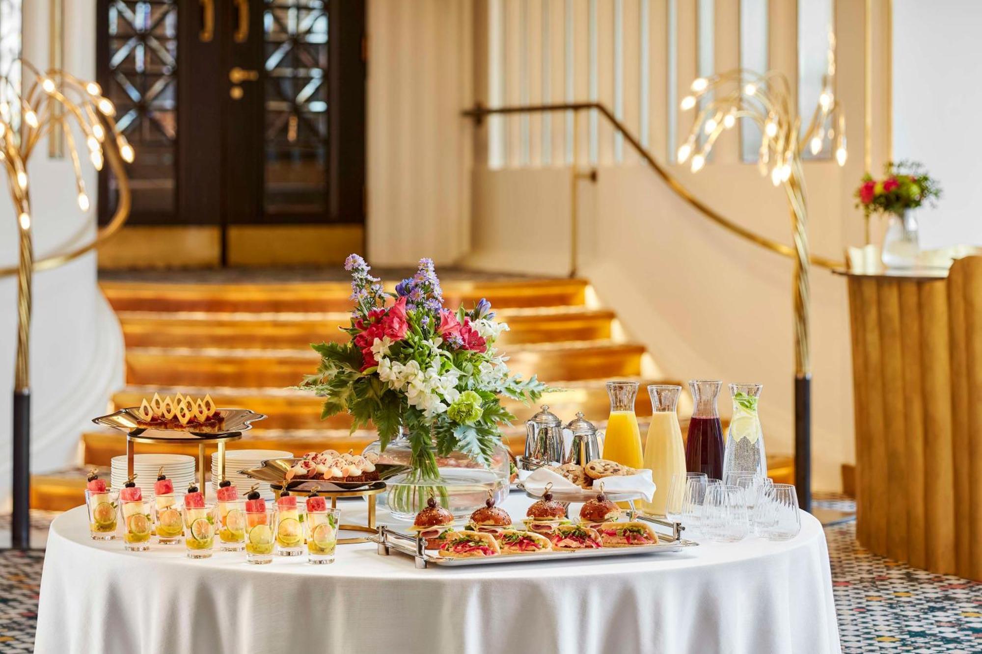 Nh Collection Helsinki Grand Hansa Exterior foto A buffet at the entrance of the National Museum of Finland